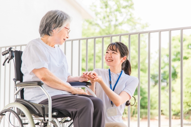 高齢女性と話す介護スタッフ