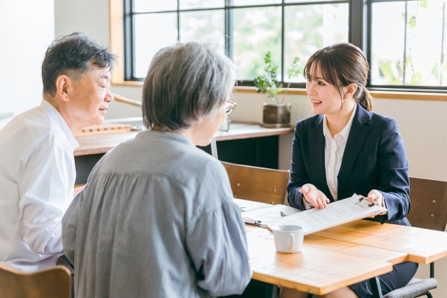 老夫婦と話し女性スタッフ