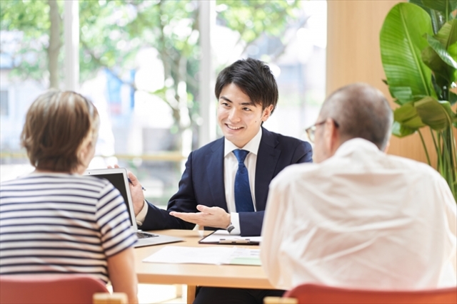 担当者と話す夫婦