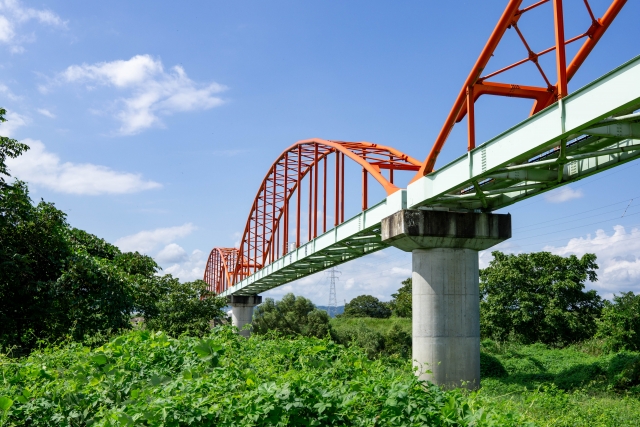 須川に架かる水道管橋