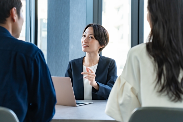 担当者と話す夫婦