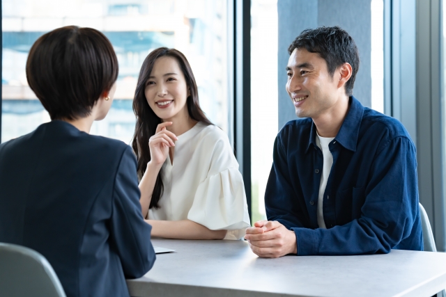 担当者と話す夫婦