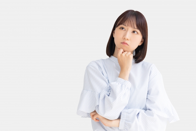 悩む女性