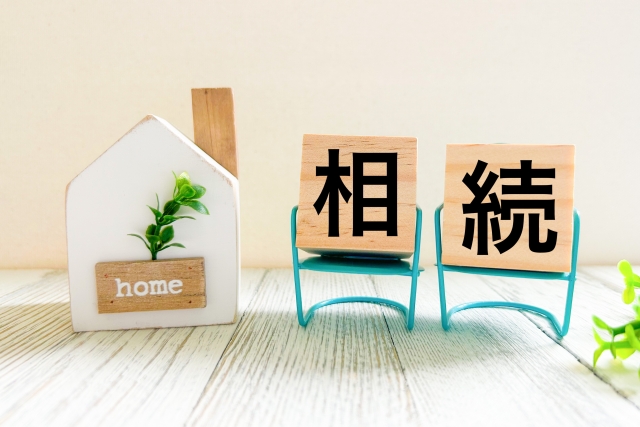 家の模型と相続の文字