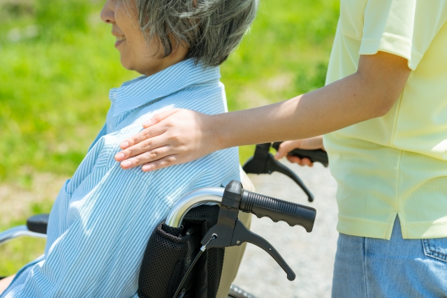 車椅子に乗る高齢女性
