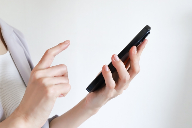 スマホを持つ女性