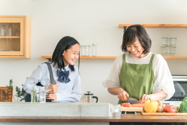 キッチンに並ぶ母と娘