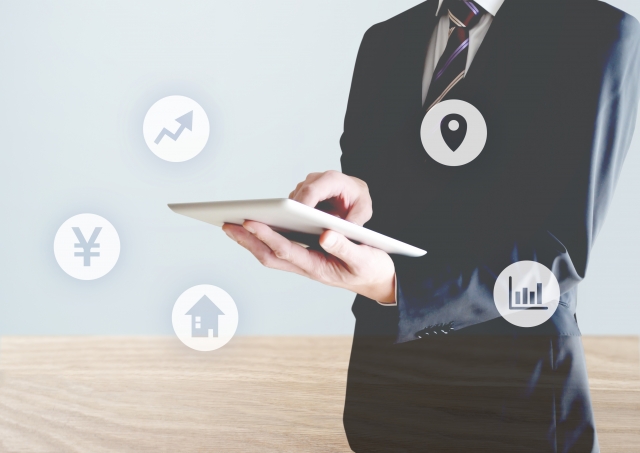 タブレットを確認する営業マン