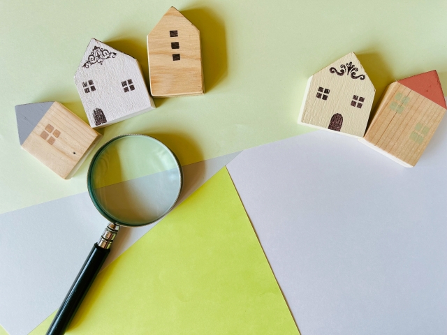 ホームインスペクションのイメージ　家の模型と虫眼鏡