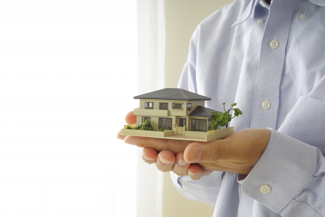 家の模型を持つ人