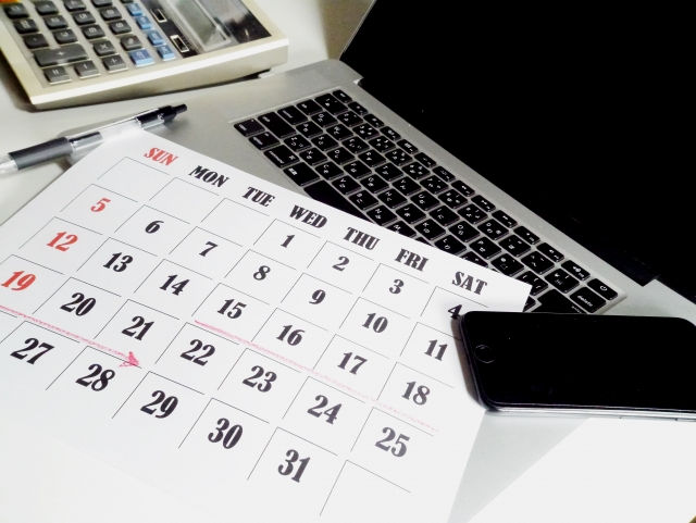 カレンダーとパソコン