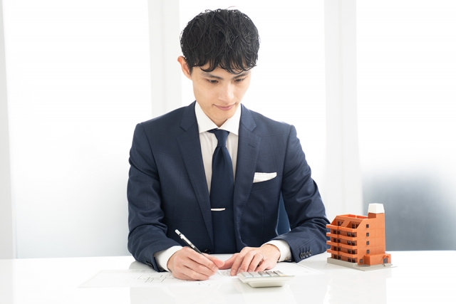 査定する営業担当